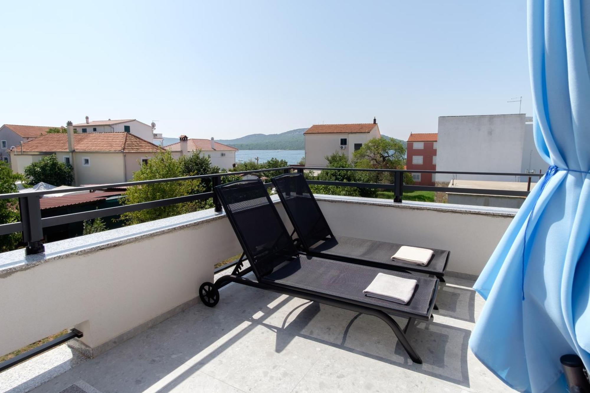 Apartments Grape Pirovac Extérieur photo